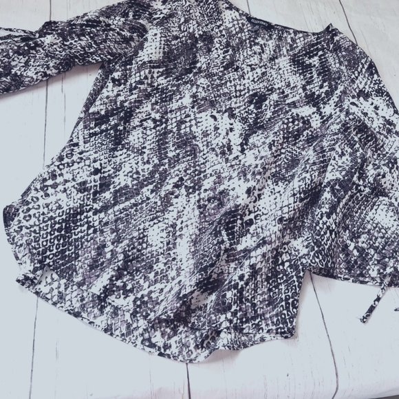 Ellen Tracy Bell Sleeves Animal Print Blouse Size Xl - Picture 2 of 7